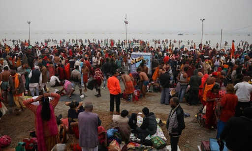 Сотні тисяч індійців збираються на святе купання на тлі сплеску Covid-19
