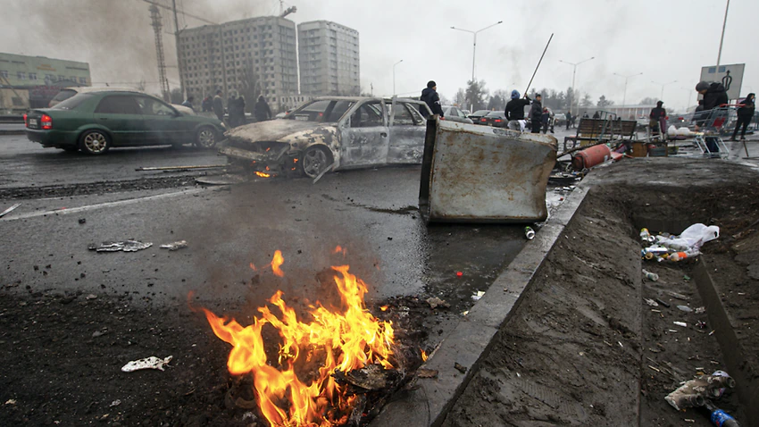 Официальные лица в Казахстане говорят, что 225 человек погибли во время беспорядков на прошлой неделе