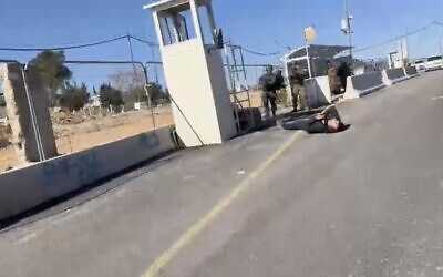 ورد أن فلسطينيا حاول طعن جنود في محطة حافلات بالضفة الغربية ، أطلق عليه الرصاص