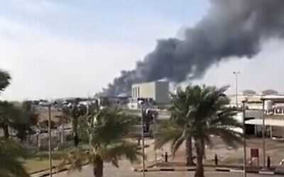 3 zabitych, ponieważ podejrzewany atak drona Houthi powoduje wybuchy w tankowcach ZEA, pożar lotniska