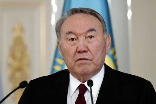 رئيس كازاخستان السابق ينفي الصراع مع خليفته