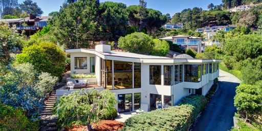 Частный дом Карлоса Сантаны на склоне холма обеспечивает захватывающий вид на залив Сан-Франциско