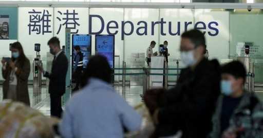 Полицията в Хонконг арестува 2 бивши стюардеси от Cathay заради нарушаване на правилата за Covid-19
