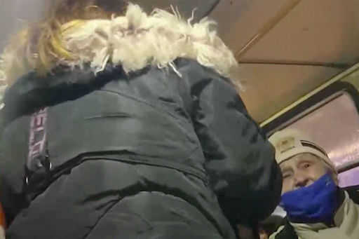 في يكاترينبورغ ، كاد قائد القطار أن يضرب امرأة مسنة وأقسم على بقية الركاب