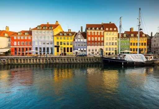 Dánsko zmierňuje pandemické obmedzenia napriek bezprecedentnému nárastu infekcií