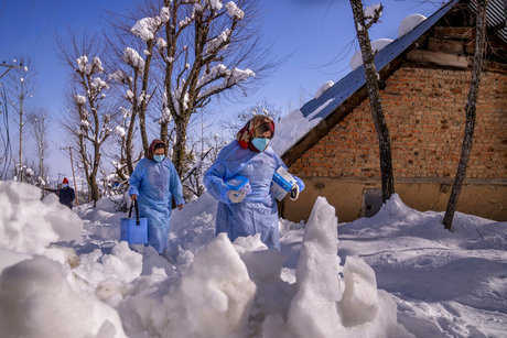 Поход вакцинаторов в снежные горы Кашмира