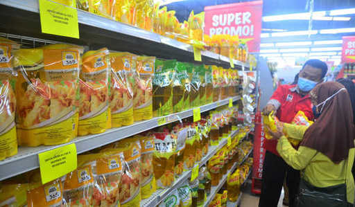 В Риау покупка субсидированного растительного масла ограничена 2 литрами.