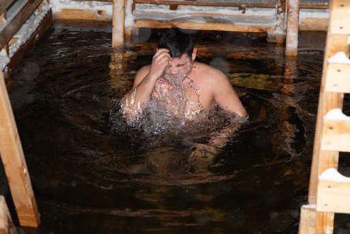 Rusia - 5.000 personas participaron en la Epifanía bañándose en Mordovia