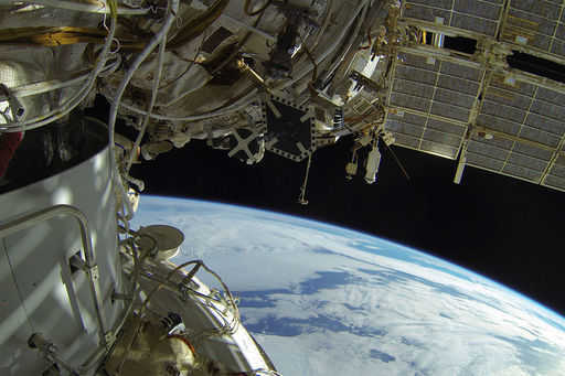 Ruski kozmonavti so opazili nenavaden prah, ki je letel z ISS
