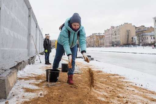 Russia - I pietroburghesi si sono lanciati nella lotta contro il ghiaccio