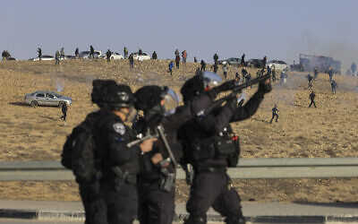 Izrael – 16 Beduinów oskarżonych o zamieszki przeciwko kontrowersyjnemu zalesianiu Negew