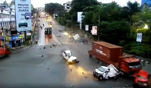 Смртоносна несрећа у Баликпапану, полицијски обезбеђени возач камиона