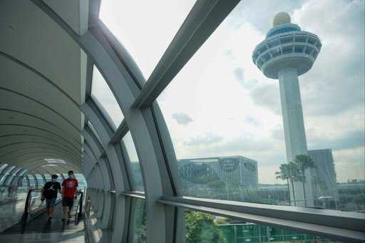 Сингапур упрощает правила въезда, несмотря на то, что Omicron прогнозирует волну до 15 000 случаев в...