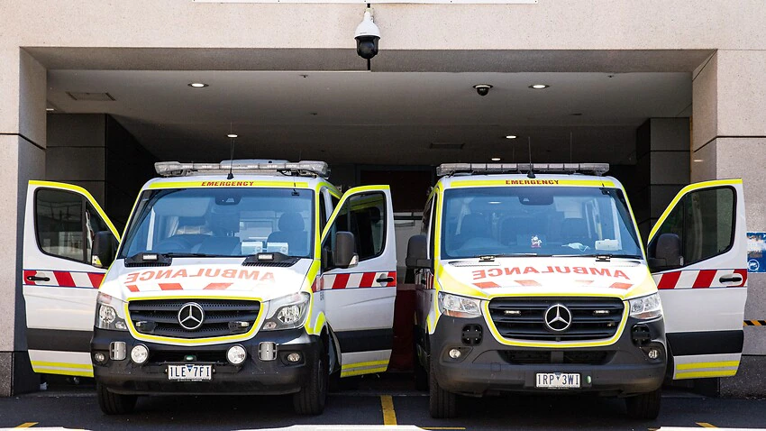 Austrália – Call centrum pre ambulancie s trojitou nulou vo Victorii, ktoré funguje so základným personálom ako balón čakacích lehôt