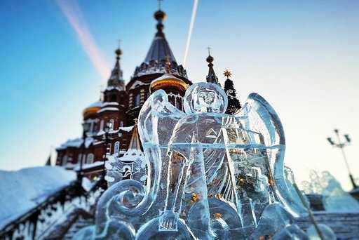 Rusija - Foto: Izhevsk so krasili ledeni angeli in nadangeli