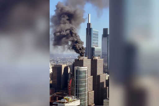 Požiar vo výškovej budove v obchodnej štvrti Philadelphie zachytený na videu