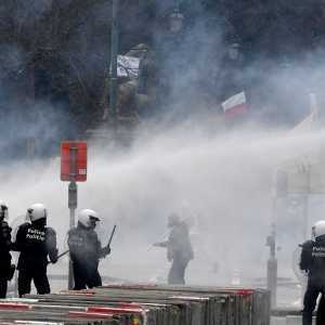 Armatka wodna, gaz łzawiący na protestach COVID-19 w Brukseli