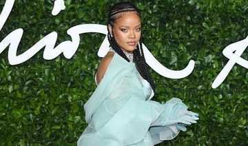 Arabia Saudită - Rihanna prezintă tocuri Aminei Muaddi la New York