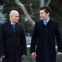 O primeiro-ministro Kiril Petkov recebeu o primeiro-ministro da República da Macedônia do Norte Dimitar Kovachevski em uma cerimônia oficial em Sofia ...