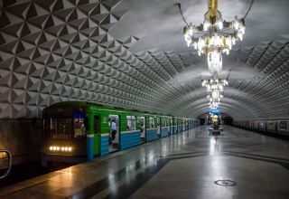 Passagiere werden aus der U-Bahn in Taschkent evakuiert
