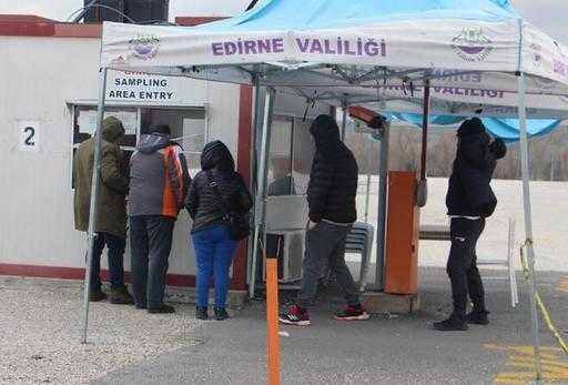 Călătorii bulgari fac teste PCR la Edirne