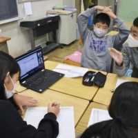 I governatori del Giappone vogliono il potere di chiedere la chiusura delle scuole