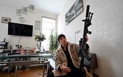 « Un accueil dont ils se souviendront » : une mère ukrainienne jure de prendre une arme si la Russie envahit
