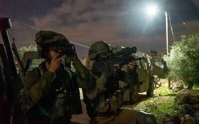 IDF: Oddziały trafiają pod ostrzał w pobliżu Nablusu; pojazd uszkodzony, bez obrażeń