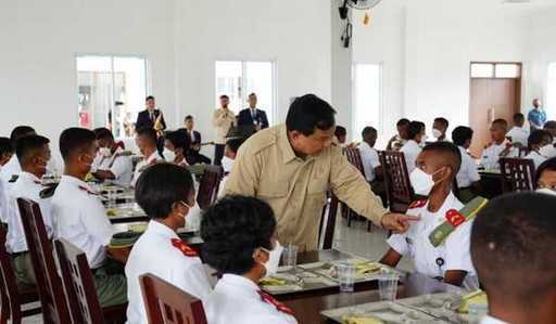 Minister obrany Prabowo Subianto navštevuje kampus Univerzity obrany v Belu