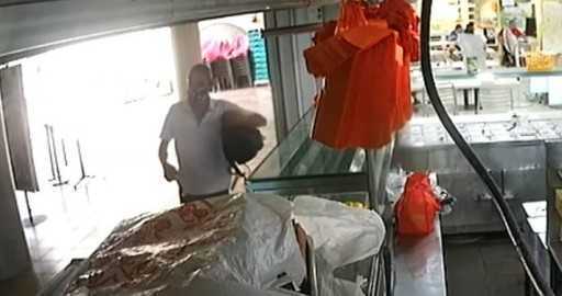 في وضح النهار: رجل يسرق حقيبة تحتوي على أكثر من 1000 دولار نقدًا في قاعة طعام وودلاندز