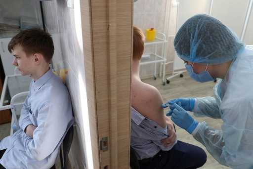 Росія - У Москві розпочалася вакцинація підлітків від СOVID-19