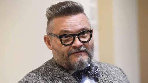 Fashion historian Vasiliev told how to kiss a woman's hand
