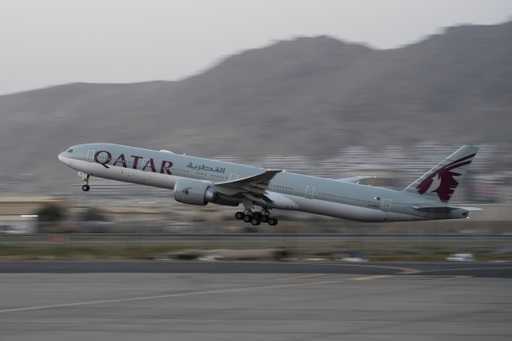 Катар договорился с талибами о возобновлении эвакуации: отчет