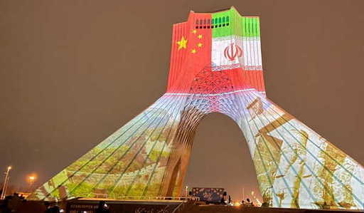 L'iconica torre iraniana decorata per il capodanno cinese