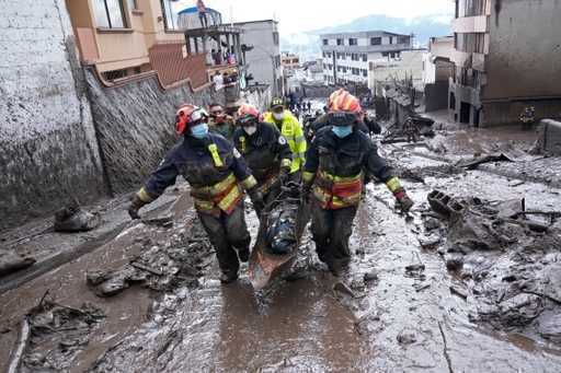 In foto's: Aardverschuivingen doden minstens 24 terwijl regens Quito . overspoelen