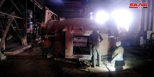 Wartungsarbeiten an einem Stahlwerk in Hama