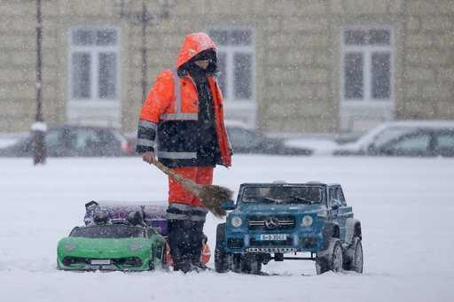 Russia - Who and how rakes snowdrifts in Moscow and Minsk