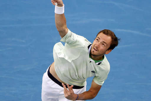 Australian Open-da Medvedev həm Nadal, həm də tribuna ilə mübarizə aparmalı oldu