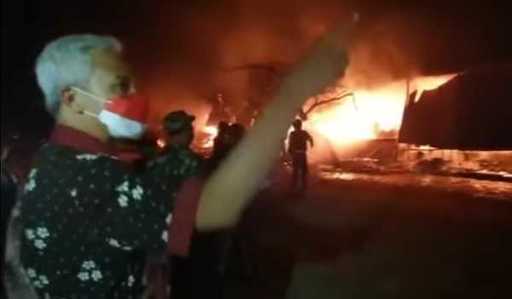 Video del movimento rapido di Ganjar Pranowo durante la lotta agli incendi Trasferimento del mercato di Johar
