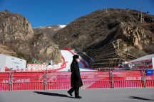 Спортът ще започне на Олимпийските игри в Пекин, но противоречията тежат тежки