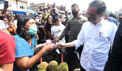 Jokowi উত্তর সুমাত্রা Porsea বাজারে ব্যবসায়ীদের মূলধন সহায়তা দেয়