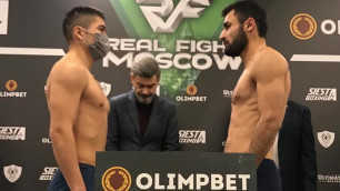 Neporazený kazašský boxer prechádza vážením pred návratom do ringu
