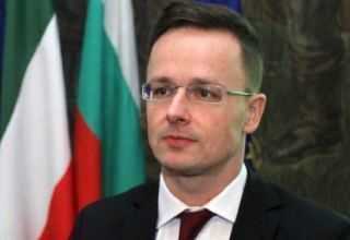 Ministro húngaro de Asuntos Exteriores llega de visita a Azerbaiyán