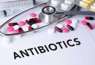 Азербайджански лекар за случаи на използване на антибиотици за инфекция с COVID-19