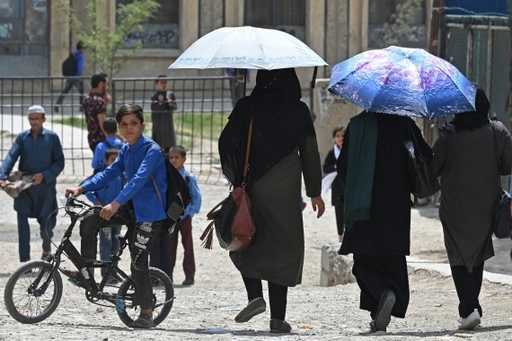 Universidades afganas reabren con un pequeño número de mujeres asistiendo