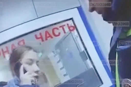 Det fanns en video av ett slagsmål mellan trafikpoliser och en agent i St. Petersburg