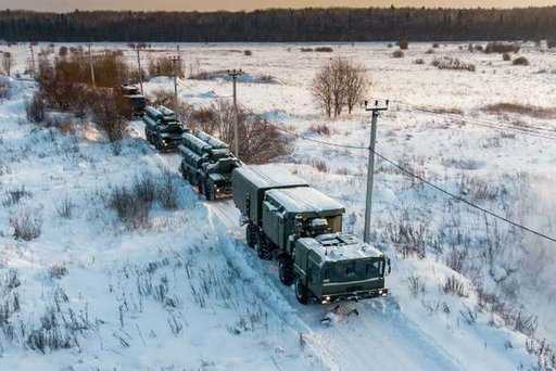 Russland - S-400 Triumph-Besatzungen werden Luftziele des Feindes im Leningrader Gebiet zerstören