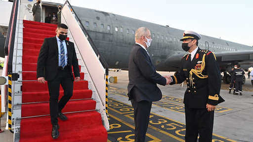 Israels försvarsminister anländer på sitt första besök i Bahrain