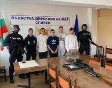 Politieagenten van de Sliven Rapid Reaction Unit ontmoetten negendeklassers die een overval hebben voorkomen