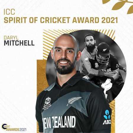 Дэрил Митчелл из Новой Зеландии получил награду ICC «Дух крикета» за 2021 год.
